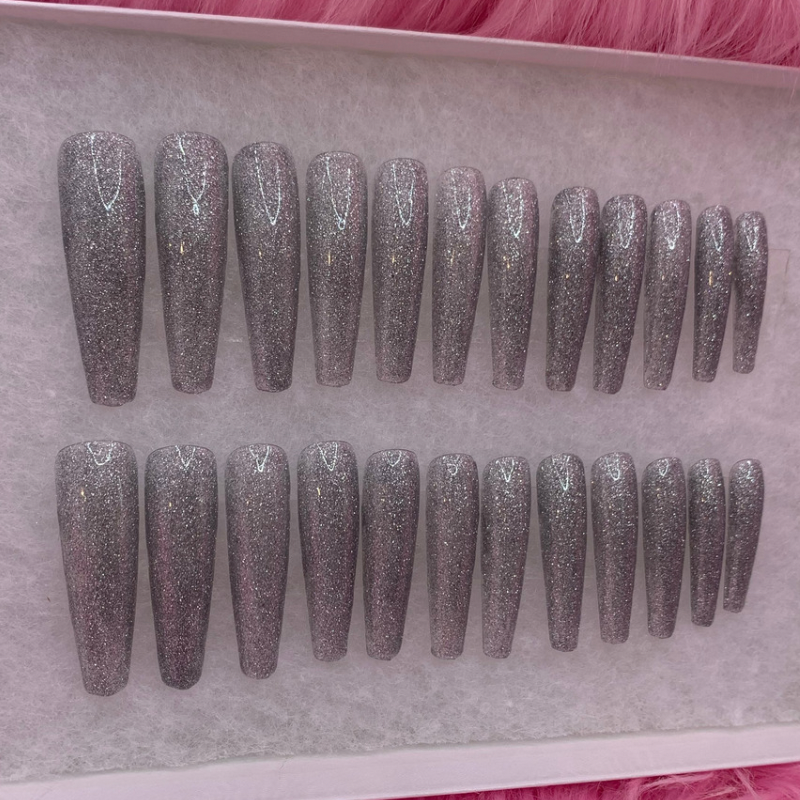 Shimmering silver beauties ivorie couture nails